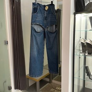 Area blue jeans with gold buckle